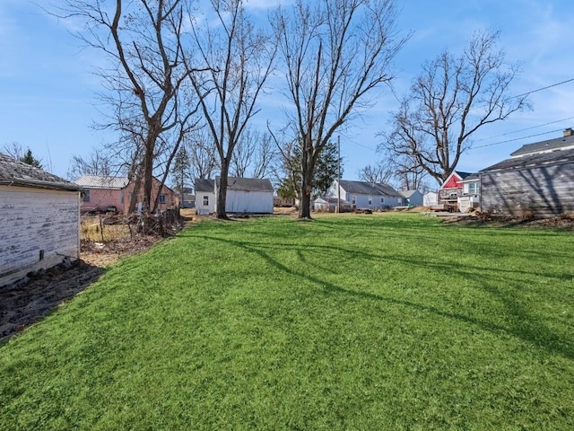 view of yard with an outbuilding