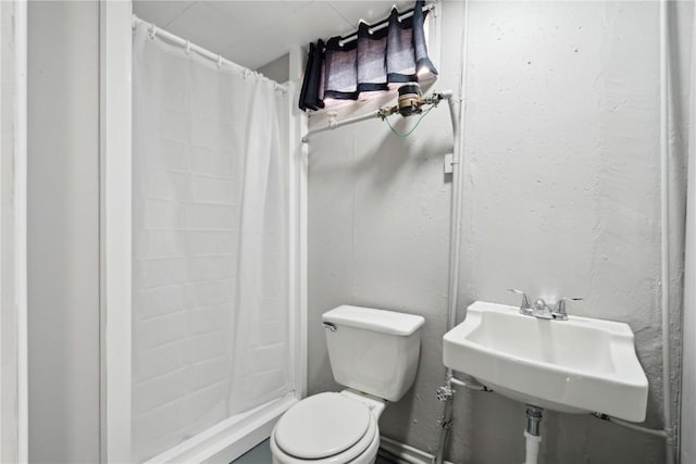 bathroom with a sink, toilet, and a shower with shower curtain