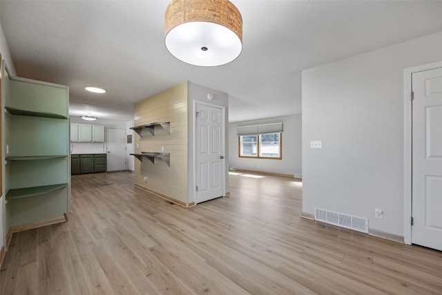 kitchen featuring visible vents, light wood-style flooring, and baseboards