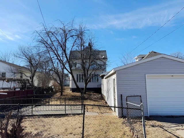 609 Baltimore St, Waterloo, IA 50702 - view of yard featuring a detached garage, an outdoor structure, and fence