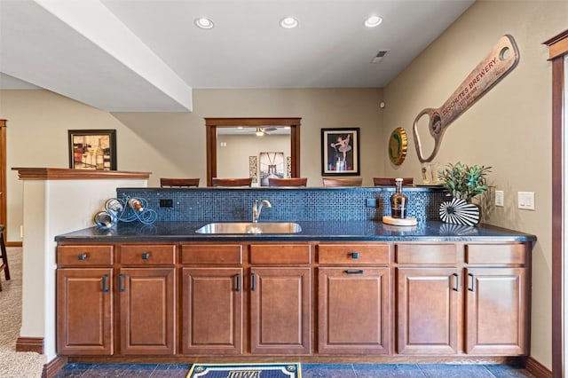 bar featuring visible vents, recessed lighting, decorative backsplash, and a sink