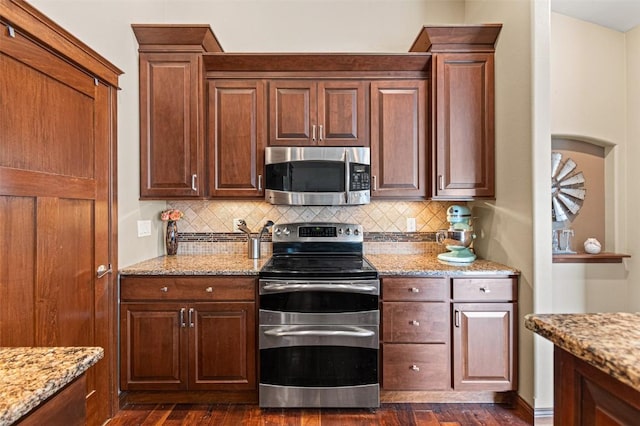 kitchen with stainless steel appliances, backsplash, and dark wood-style flooring