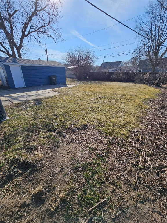 view of yard with an outbuilding