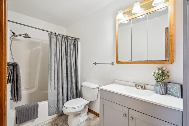 full bathroom with shower / bath combo with shower curtain, toilet, vanity, and baseboards