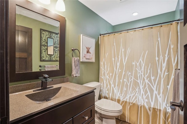 bathroom with a shower with curtain, toilet, and vanity