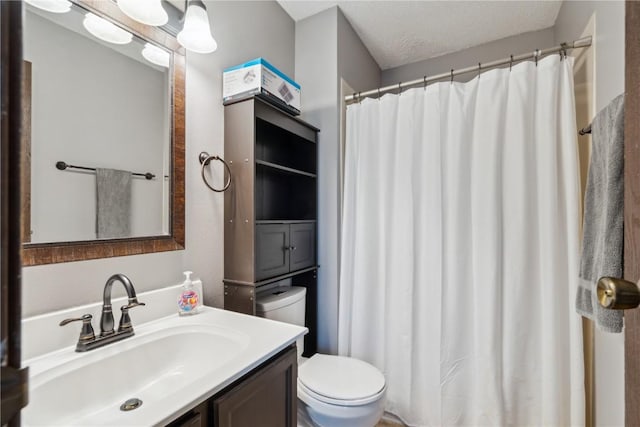 bathroom featuring a shower with shower curtain, toilet, vanity, and a textured ceiling