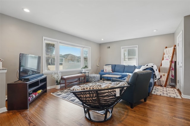 living room featuring visible vents, recessed lighting, wood finished floors, and baseboards