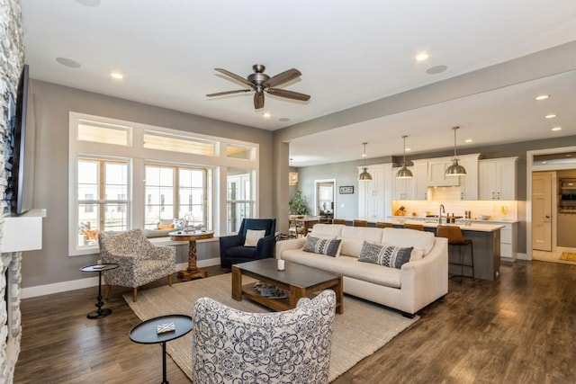 living room featuring dark wood-style floors, recessed lighting, baseboards, and ceiling fan