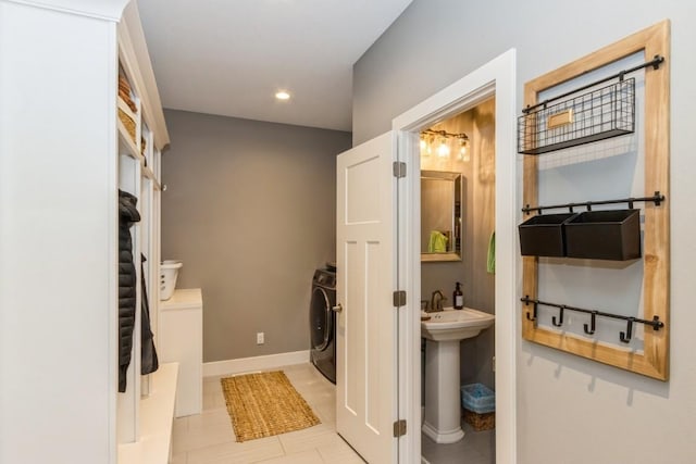 bathroom featuring washer and clothes dryer, recessed lighting, toilet, and baseboards