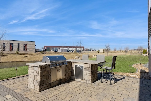 view of patio featuring an outdoor kitchen and grilling area