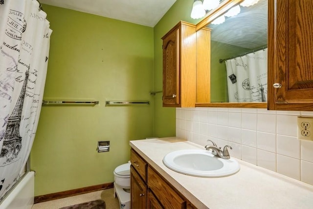 bathroom featuring baseboards, toilet, shower / tub combo with curtain, decorative backsplash, and vanity