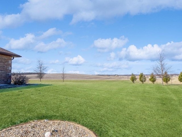 view of yard featuring a rural view