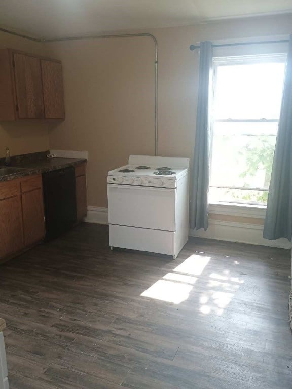512/514 Mckinley St SE, Cedar Rapids, IA 52403 - kitchen with dishwasher, electric range, dark wood-style floors, dark countertops, and baseboards