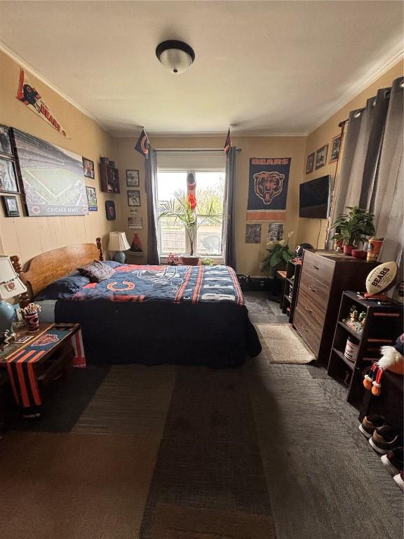 512/514 Mckinley St SE, Cedar Rapids, IA 52403 - carpeted bedroom with ornamental molding