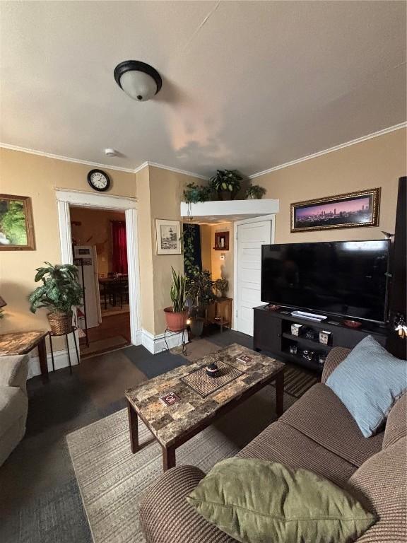 512/514 Mckinley St SE, Cedar Rapids, IA 52403 - living area featuring ornamental molding and baseboards