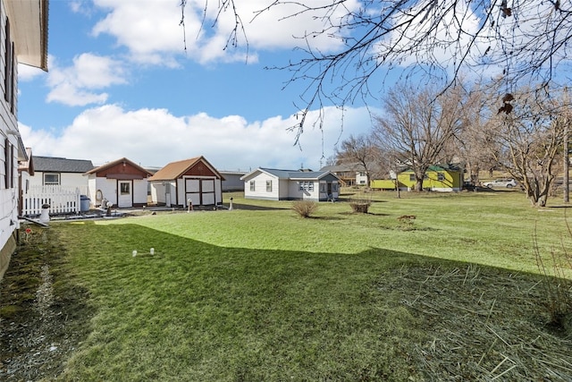 view of yard featuring an outdoor structure and a residential view