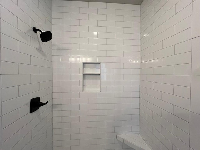 full bathroom featuring a tile shower