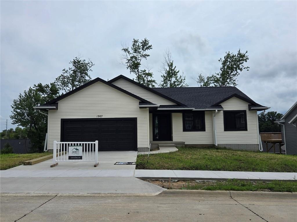 1907 Holly Meadow Ave SW, Cedar Rapids, IA 52404 - single story home featuring a garage, driveway, and a front yard