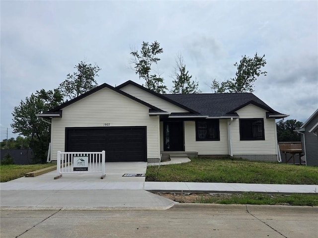 1907 Holly Meadow Ave SW, Cedar Rapids, IA 52404 - single story home featuring a garage, driveway, and a front yard