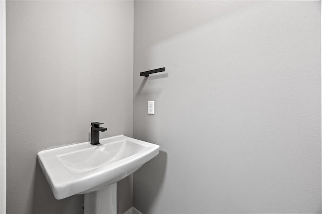 bathroom featuring a sink
