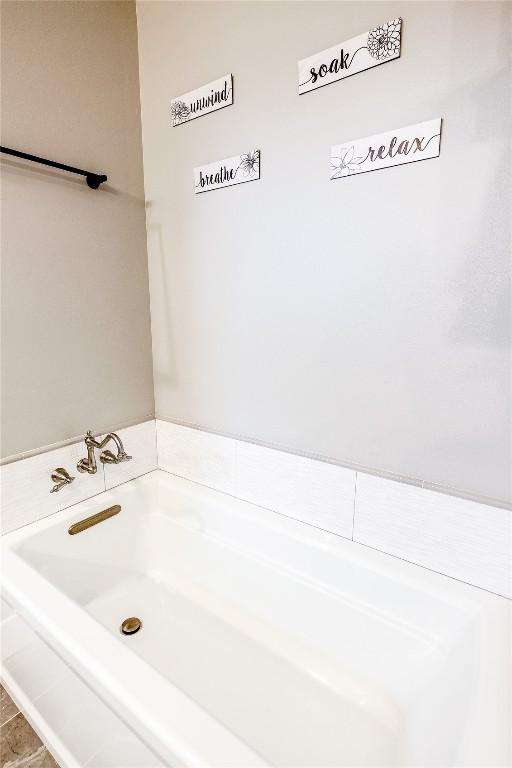 9174 207th Ave, Anamosa, IA 52205 - full bath featuring a garden tub