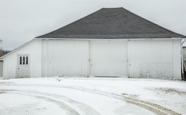 110 SE 12th St, Oelwein, IA 50662 - view of snow covered garage