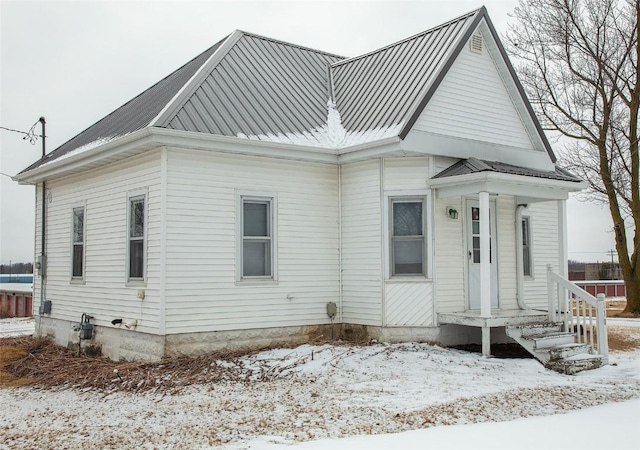 110 SE 12th St, Oelwein, IA 50662 - view of front of property with metal roof