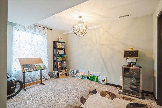 rec room with beverage cooler, a notable chandelier, visible vents, and carpet
