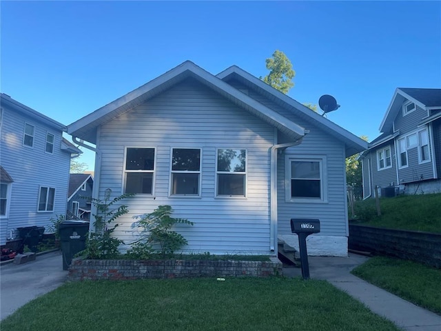 view of front of home featuring a front yard