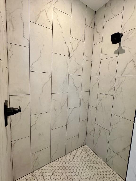 4018 Peridot Dr, Marion, IA 52302 - full bathroom featuring a tile shower