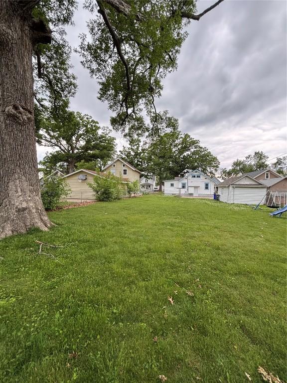 832 Daniels St NE, Cedar Rapids, IA 52402 - view of grassy yard