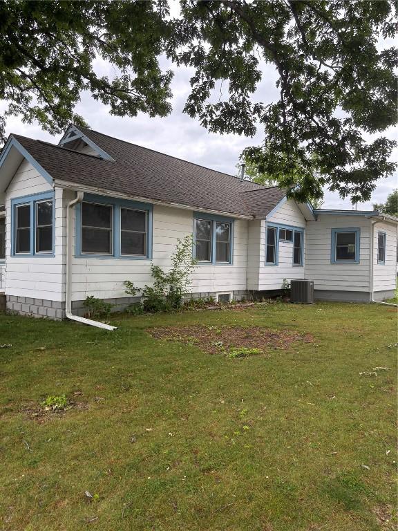 832 Daniels St NE, Cedar Rapids, IA 52402 - view of front facade featuring central AC, a front lawn, and roof with shingles