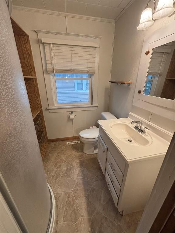832 Daniels St NE, Cedar Rapids, IA 52402 - full bathroom with ornamental molding, vanity, toilet, and baseboards