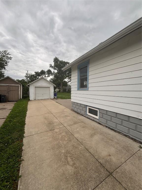 832 Daniels St NE, Cedar Rapids, IA 52402 - view of side of property with a garage, an outdoor structure, and driveway