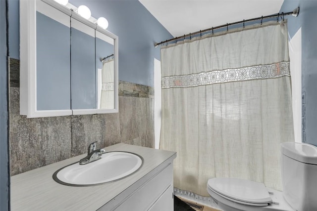 full bathroom with toilet, vanity, a shower with shower curtain, and visible vents