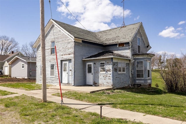 408 W Green St, Wyoming, IA 52362 - traditional-style home featuring a front lawn and a shingled roof