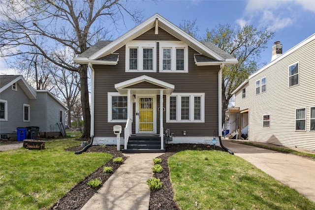view of front of home featuring a front lawn