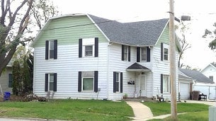 585 5th Ave, Marion, IA 52302 - view of front of property with a garage and a front yard