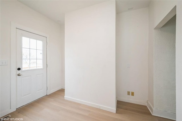 802 22nd Ave SW, Cedar Rapids, IA 52404 - entryway featuring light wood-style floors and baseboards