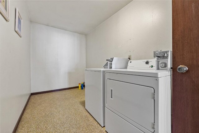 3212 Wilson Ave SW, Cedar Rapids, IA 52404 - laundry area with independent washer and dryer and baseboards