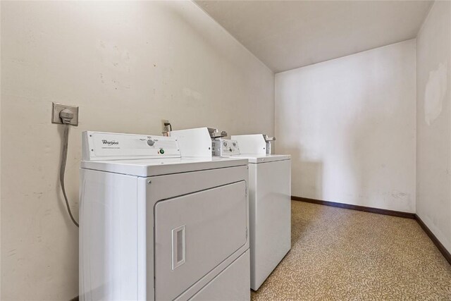 3212 Wilson Ave SW, Cedar Rapids, IA 52404 - laundry area with washer and clothes dryer and baseboards