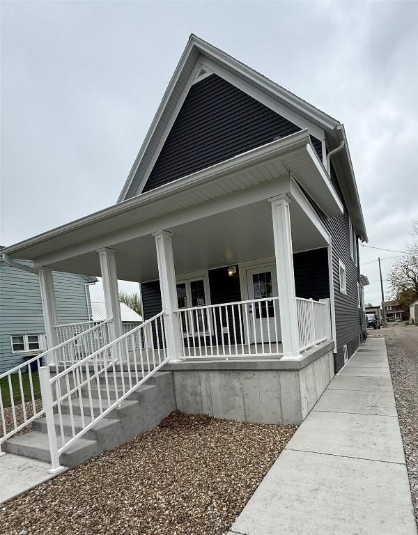 305 E 5th St, Vinton, IA 52349 - view of front facade with a porch