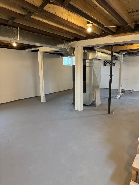 305 E 5th St, Vinton, IA 52349 - view of basement