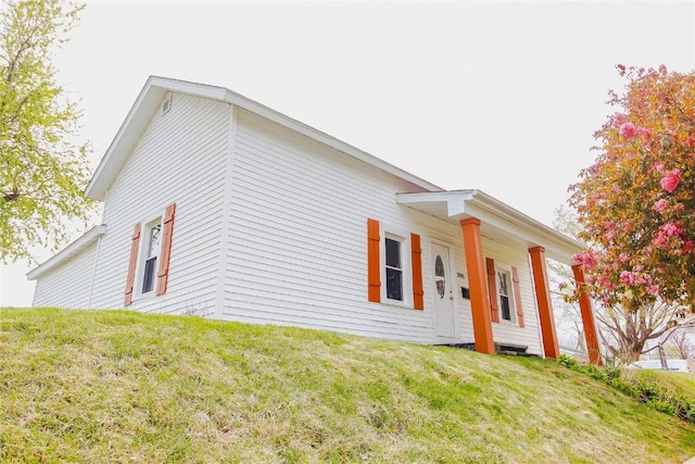 2095 3rd Ave, Marion, IA 52302 - view of front facade featuring a front lawn