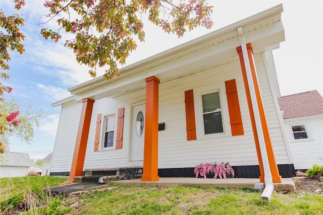 2095 3rd Ave, Marion, IA 52302 - view of front of house featuring a porch