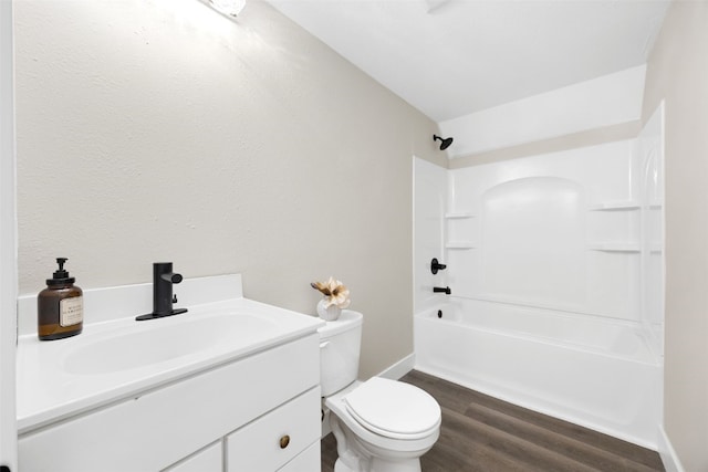 317 16th St NE, Cedar Rapids, IA 52402 - full bathroom featuring wood finished floors, toilet, shower / bathtub combination, vanity, and baseboards