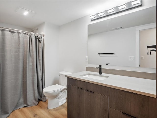3120 Timber Ridge Ct, Hiawatha, IA 52233 - full bath featuring wood finished floors, vanity, and curtained shower