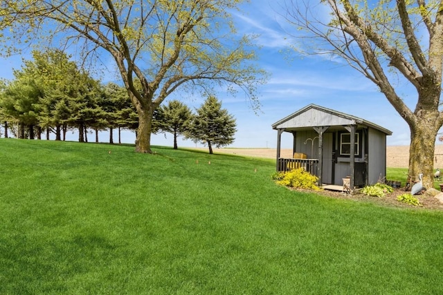view of yard featuring an outbuilding
