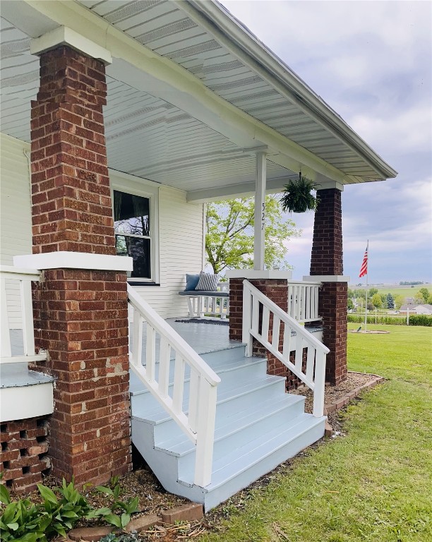 527 Swisher View Dr SW, Swisher, IA 52338 - porch featuring a yard