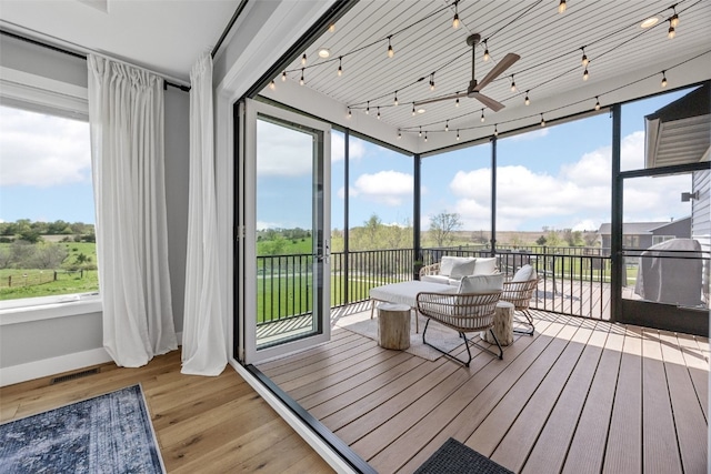sunroom with ceiling fan